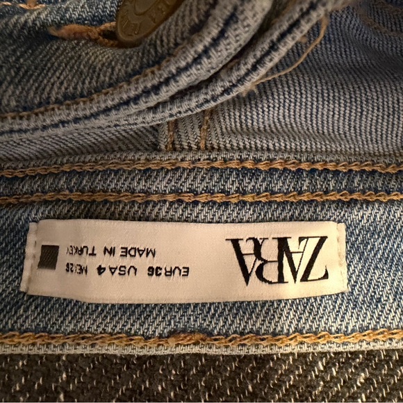 ZARA Women's Light Wash Distressed Frayed Hem Cropped Denim Jeans Size 4 US - Picture 5 of 5